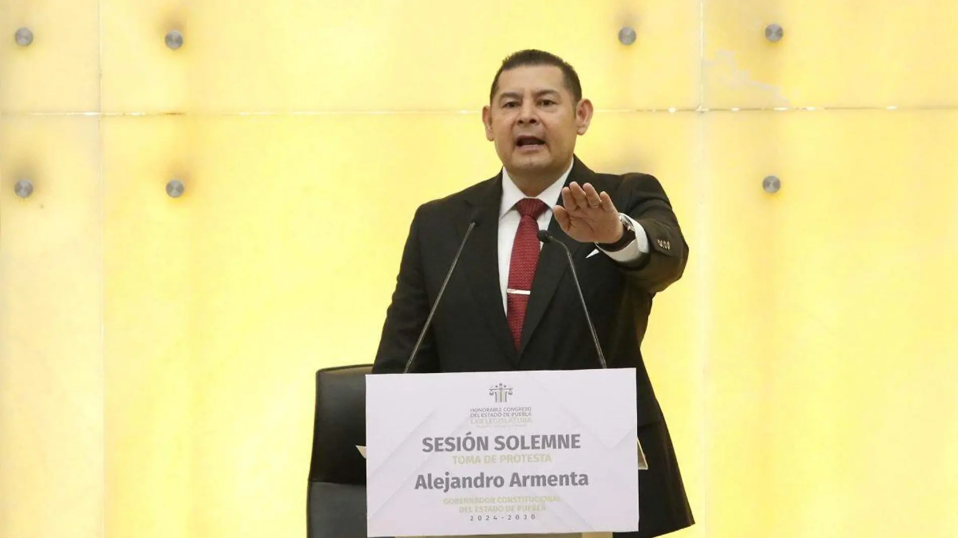 Alejandro Armenta Mier rinde protesta